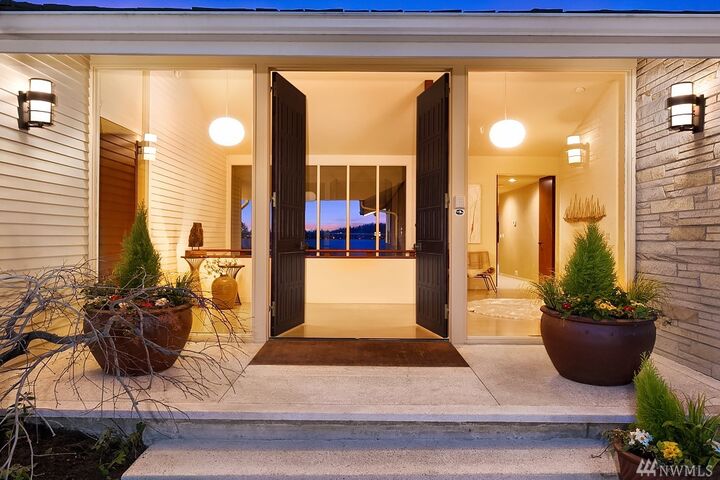 Property Photo: 4105 NE Surber Dr WA 98105