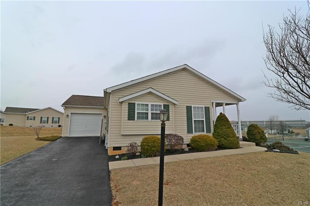 Property Photo: 657 Kykuit Place PA 18040