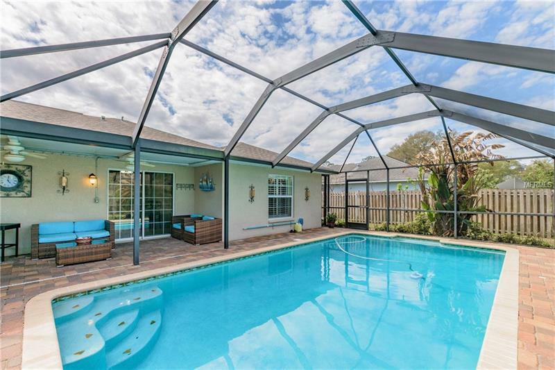 Property Photo: 6931 Oakcrest Way FL 33542