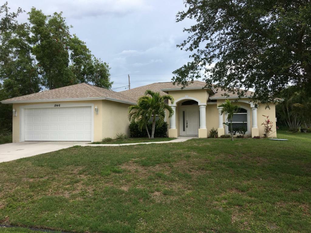 Property Photo:  1946 SE Dranson Circle  FL 34952 