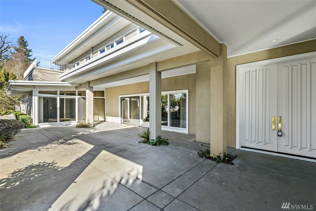 Property Photo: 9616 Hilltop Rd WA 98004