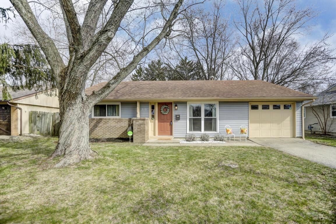 Property Photo: 210 Regents Road OH 43230