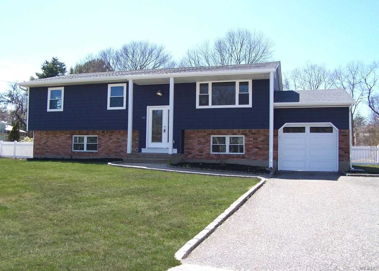 Property Photo:  32 Country Greens Drive  NY 11713 