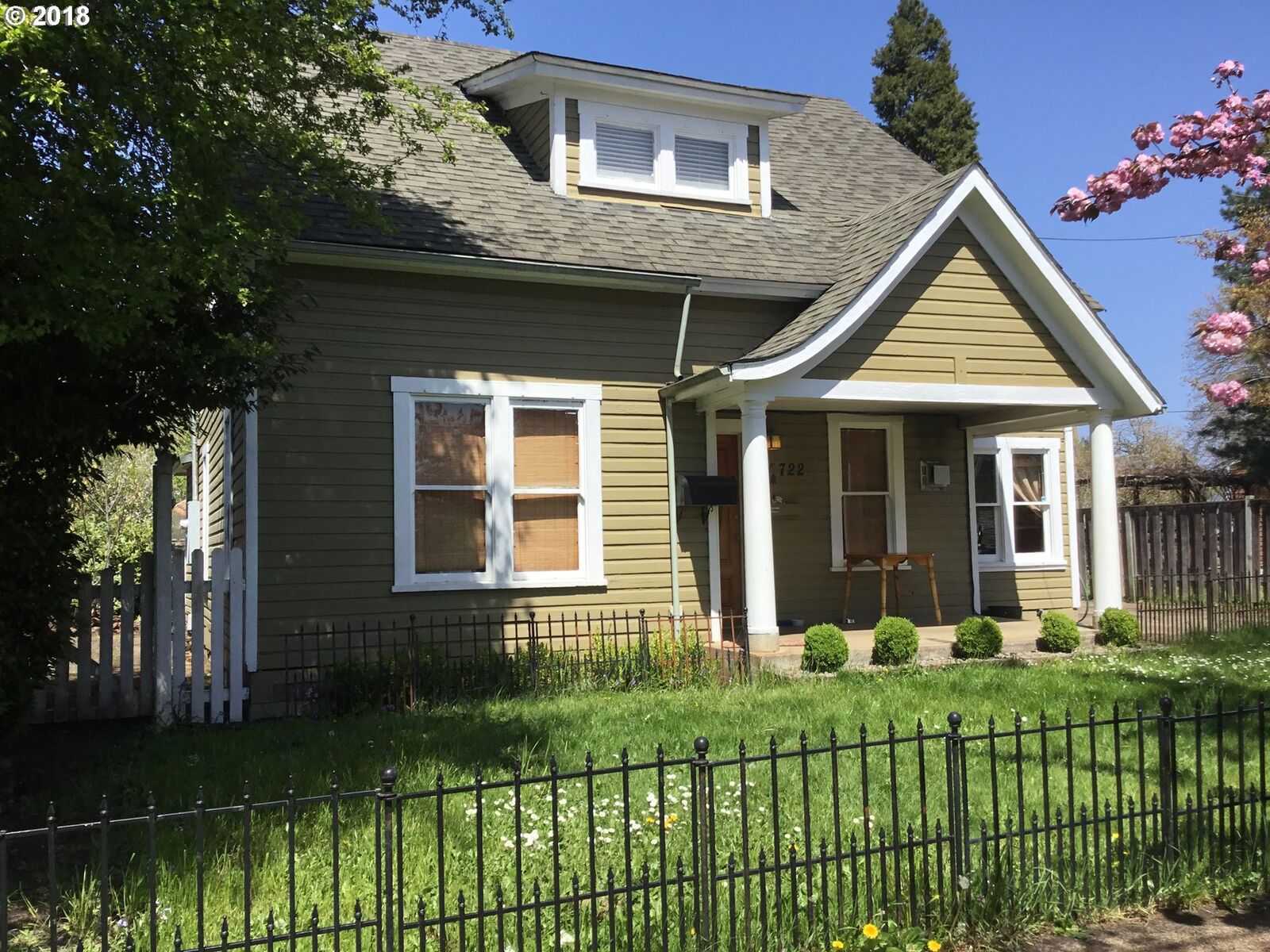 Property Photo: 722 Birch Ave OR 97424