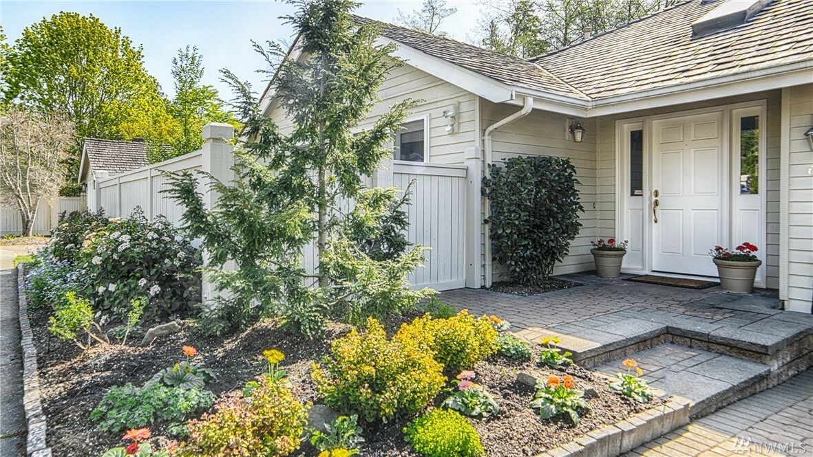 Property Photo:  604 Elm Place  WA 98020 