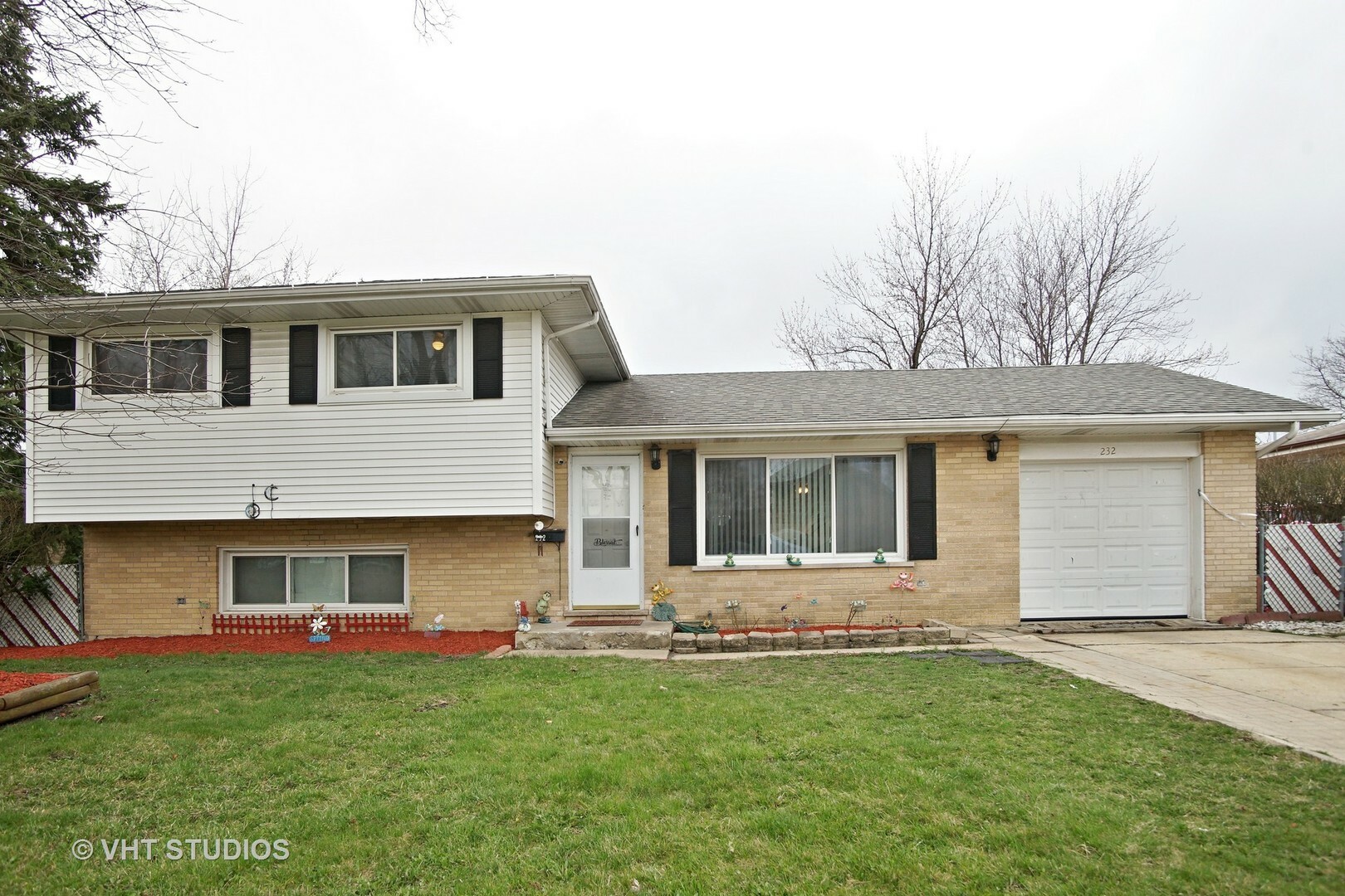 Property Photo: 232 Hale Street IL 60101