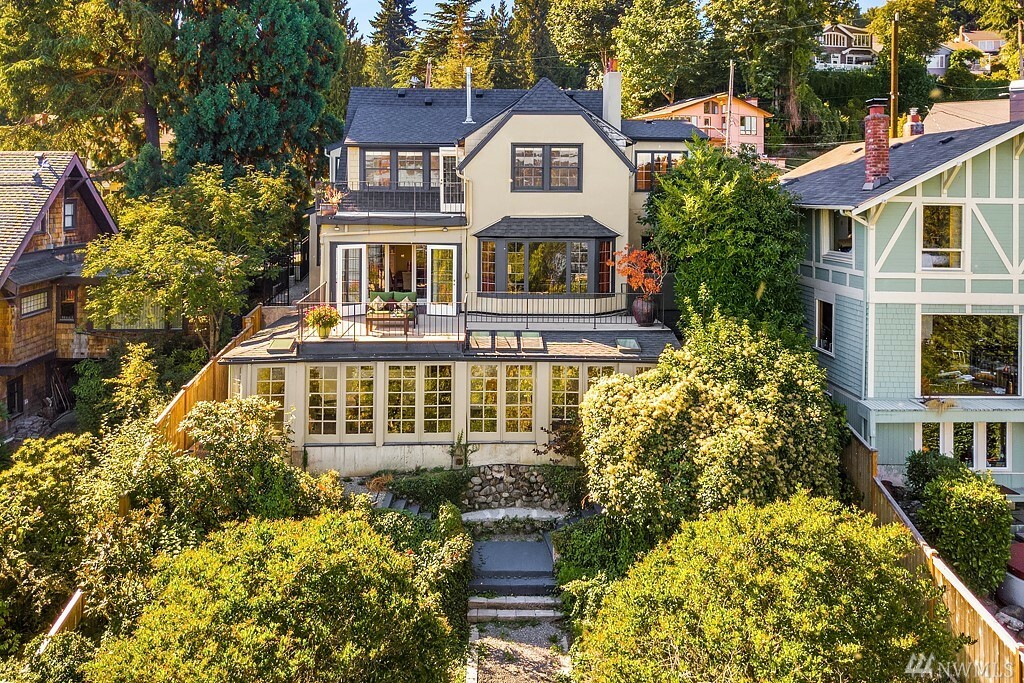 Property Photo: 1130 Grand Ave WA 98122