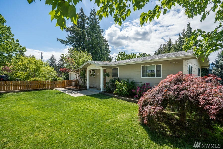 Property Photo:  856 N Keller Ave  WA 98802 