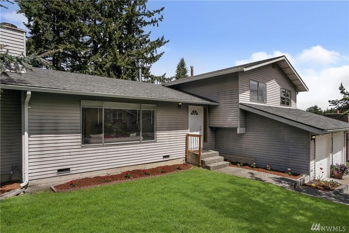 Property Photo: 2614 SE 16th St WA 98058