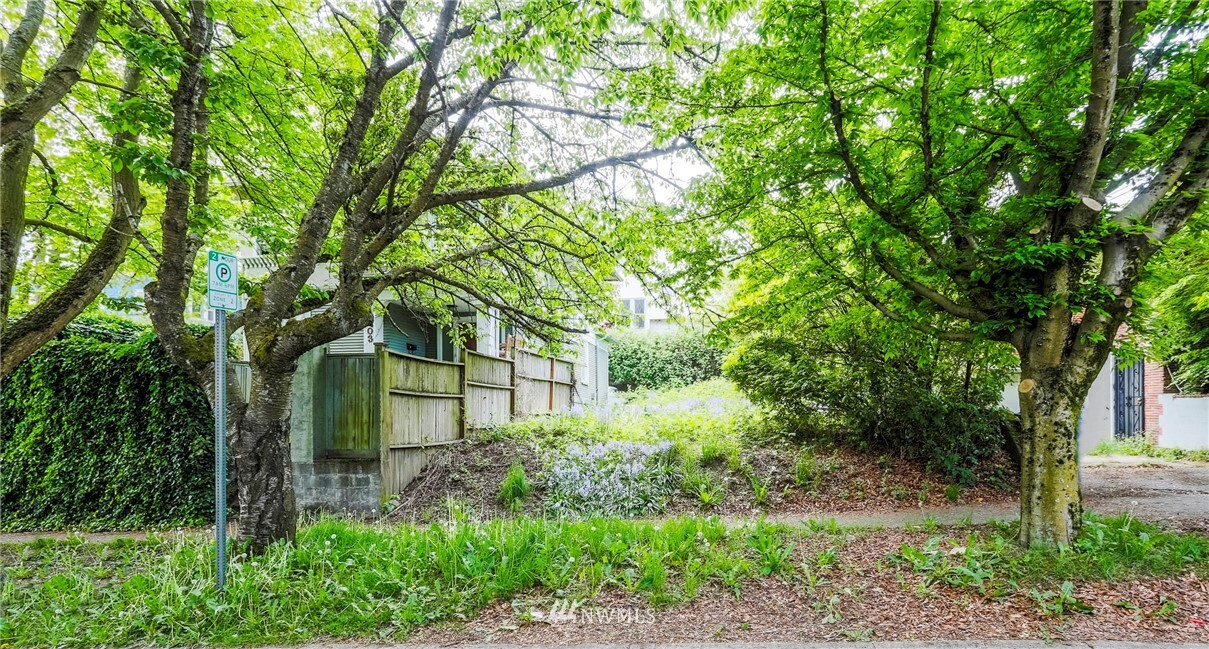 Property Photo:  705 20th Avenue  WA 98122 