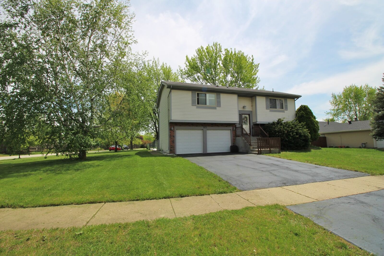 Property Photo:  1815 Howe Lane  IL 60133 