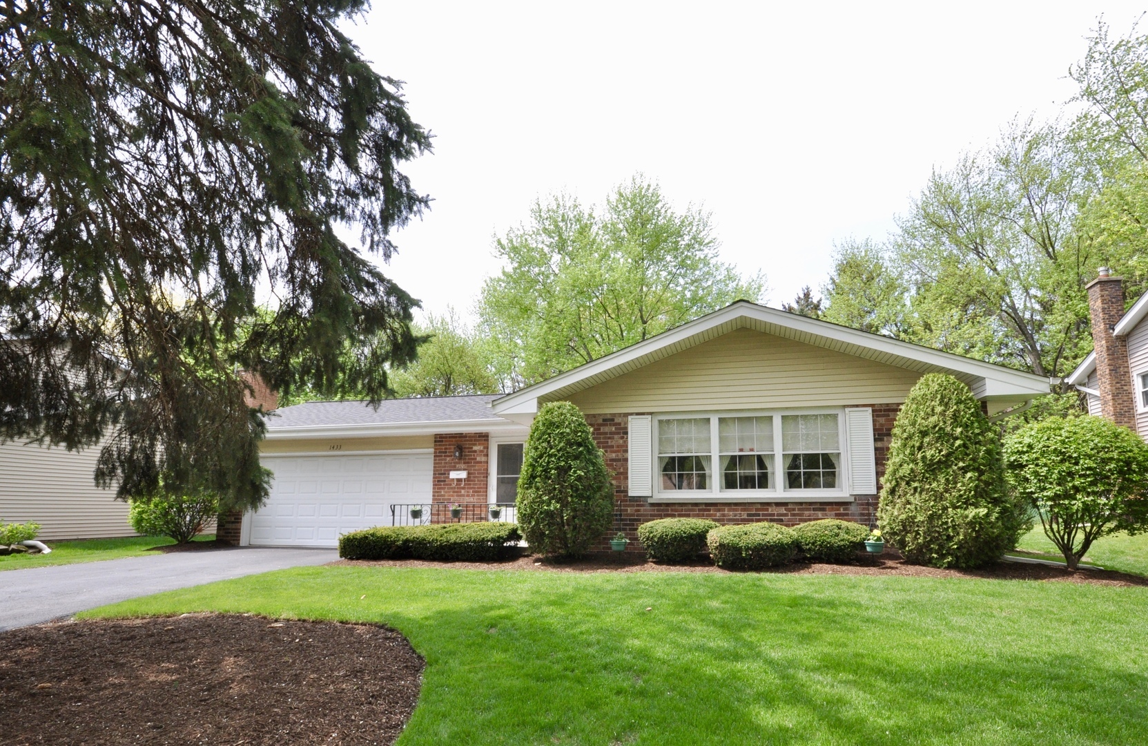 Property Photo:  1433 Clyde Drive  IL 60565 