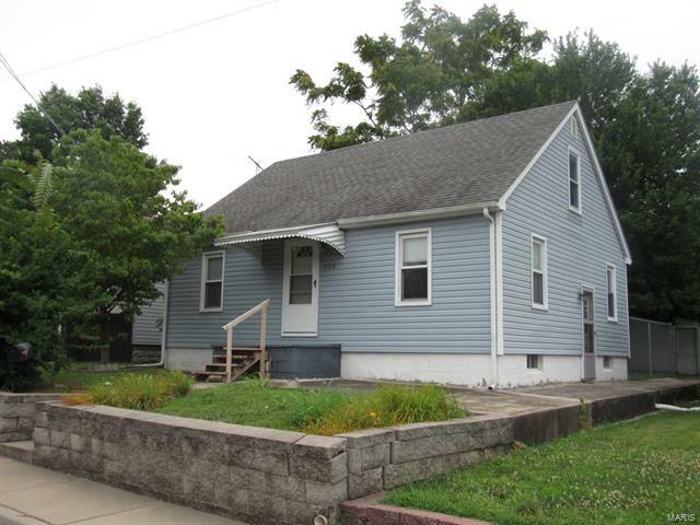 Property Photo: 104 West 3rd Street 62048