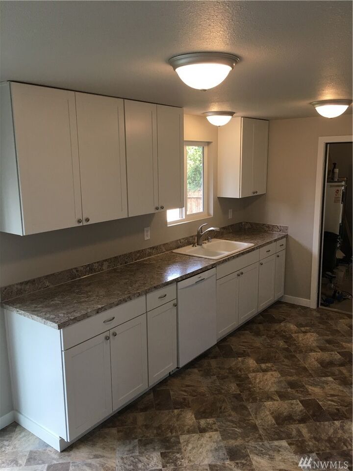 Property Photo:  702 Alexander St  WA 98284 