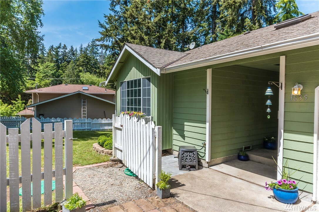 Property Photo:  3635 Kingston Ct  WA 98236 