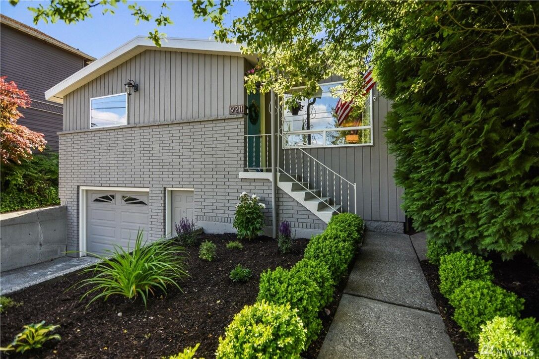 Property Photo:  9211 15th Ave NE  WA 98115 