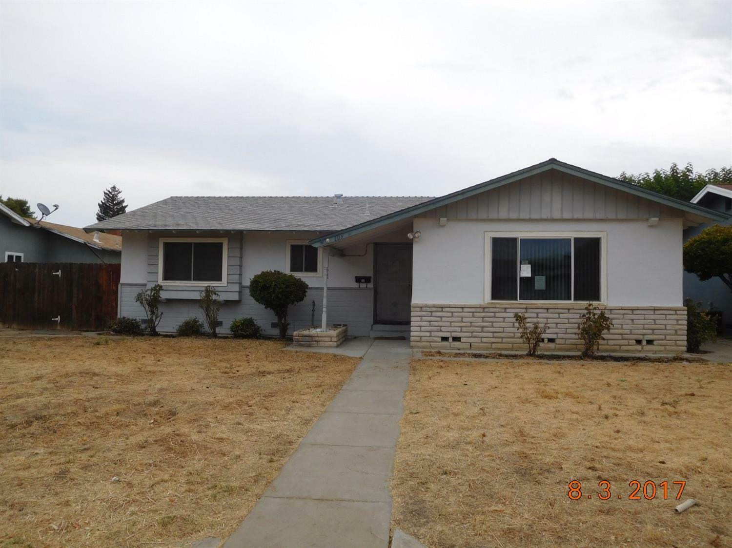 Property Photo:  109 S Princeton Avenue 1  CA 93210 