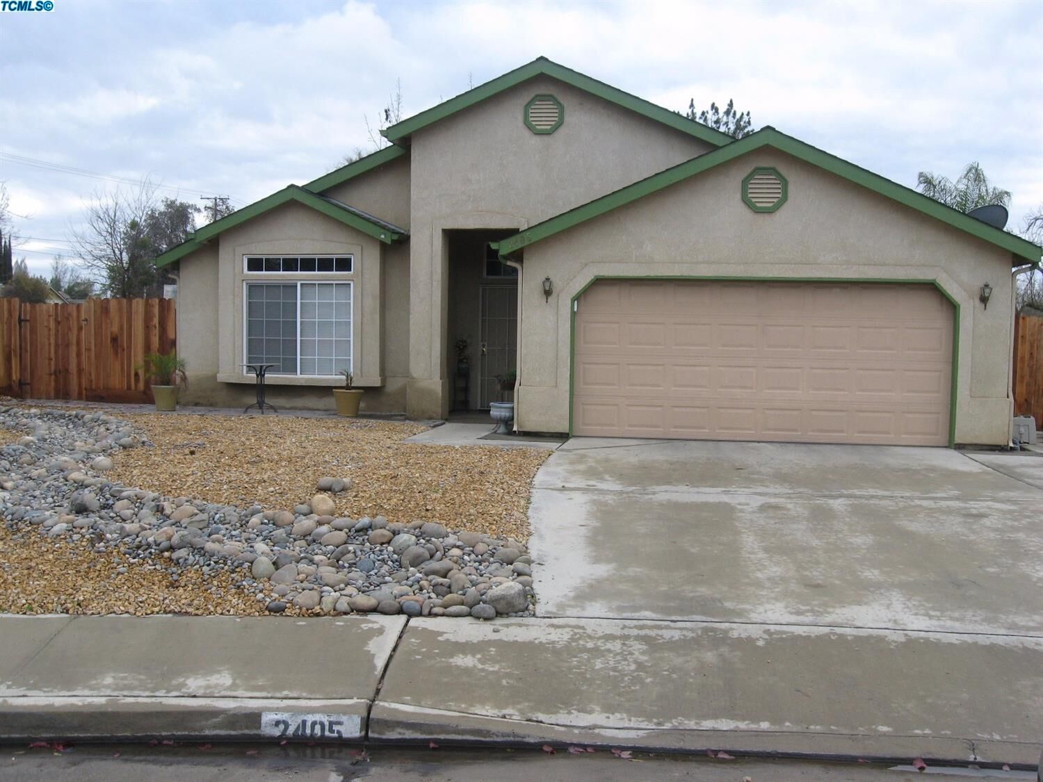 Property Photo:  2405 W Roby Avenue  CA 93257