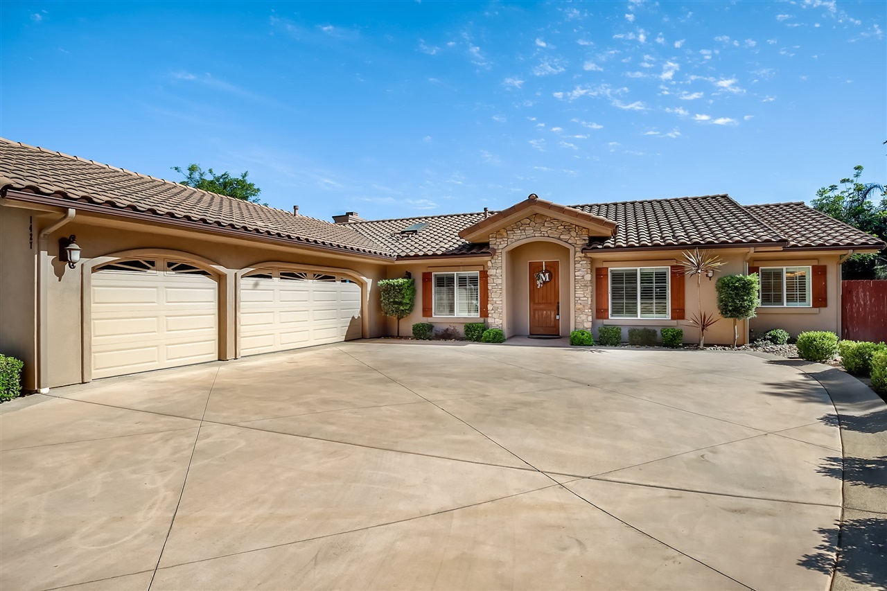 Property Photo: 1427 Lloyd Pl CA 92027