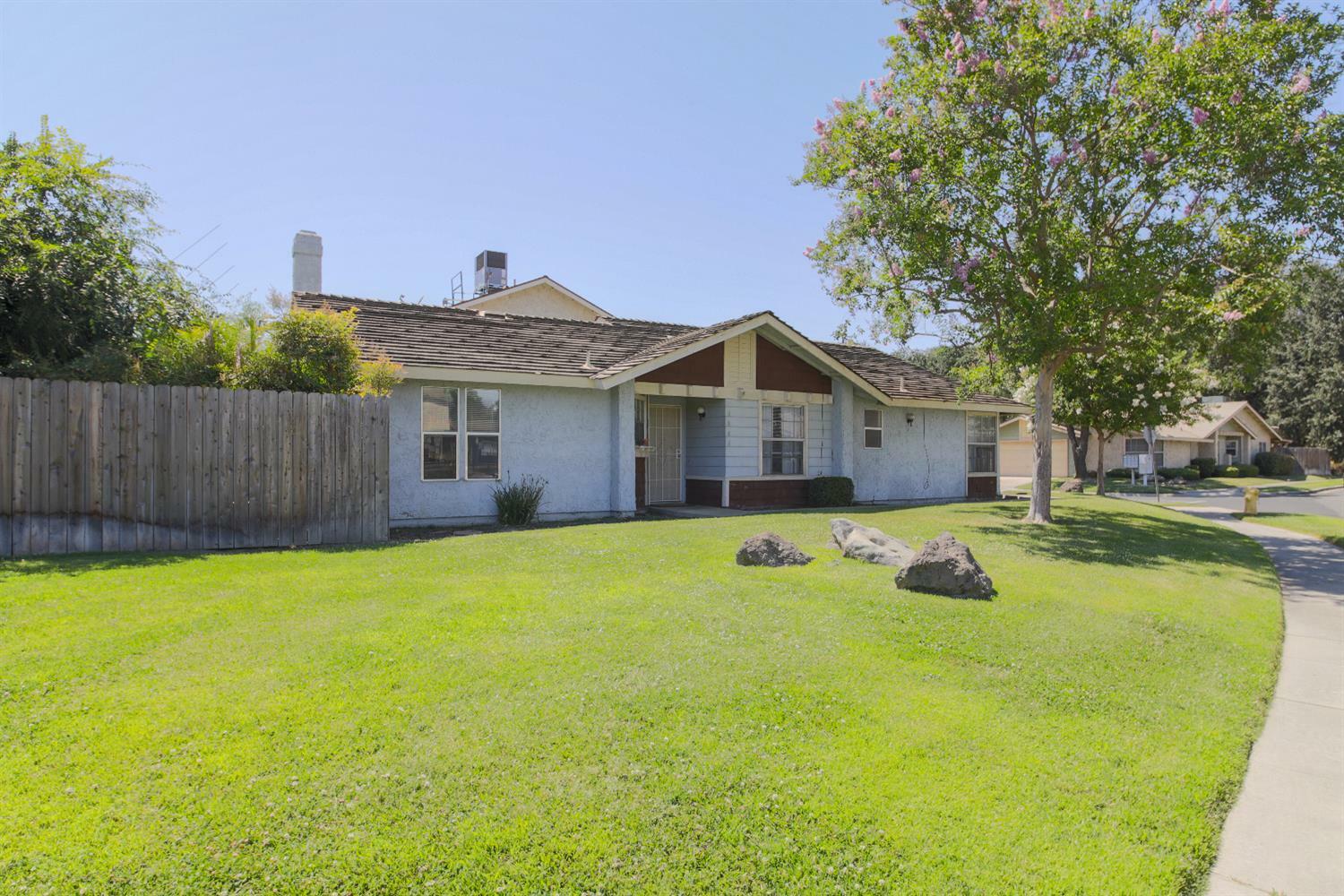 Property Photo:  1441 E Sunnyview Avenue  CA 93292 