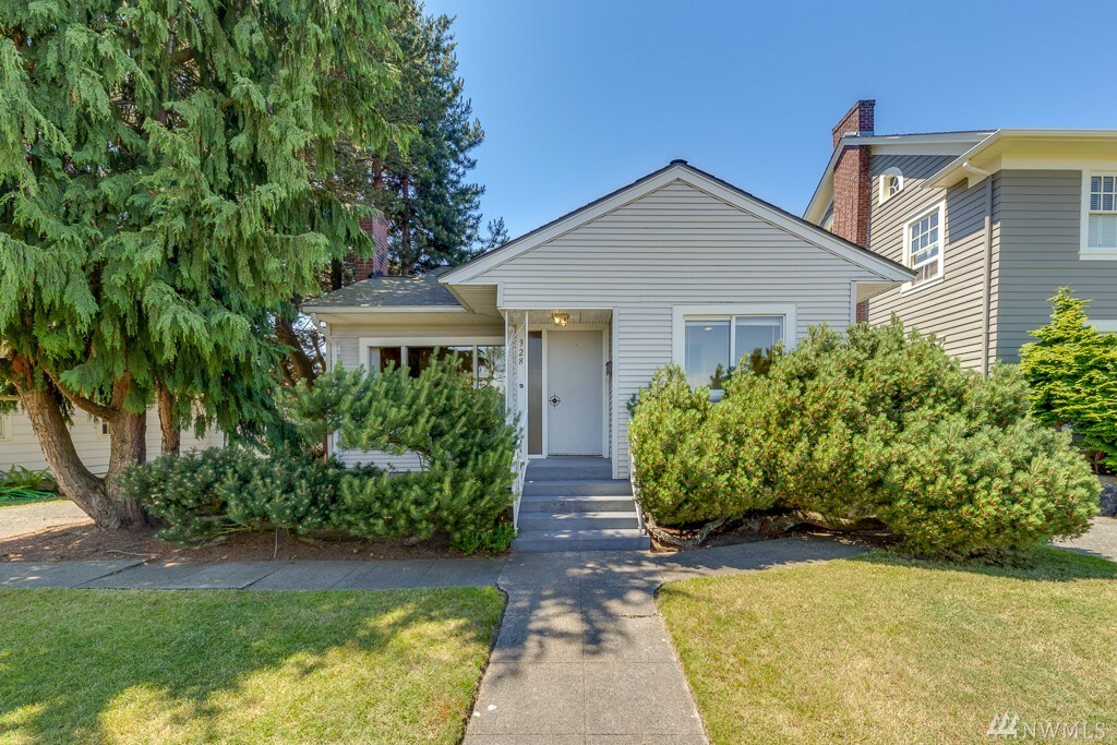 Property Photo:  928 Hoyt Ave  WA 98201 