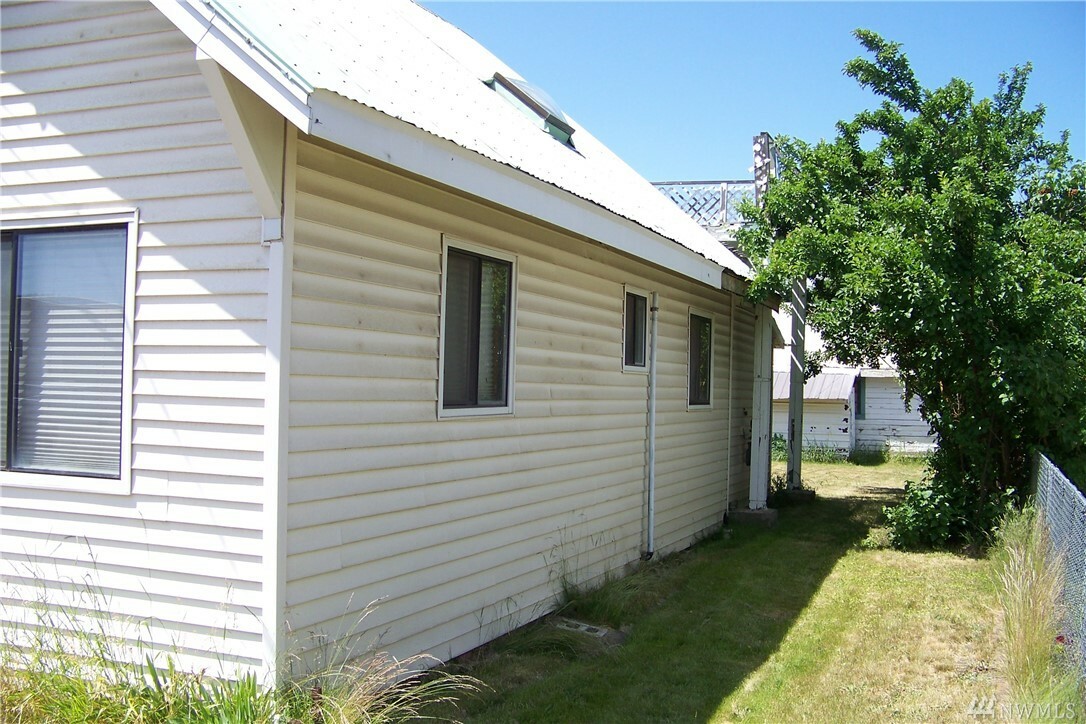 Property Photo: 213 N Montgomery Ave WA 98922