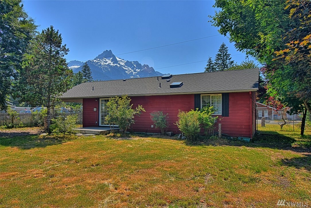 Property Photo:  710 Fullerton St  WA 98241 