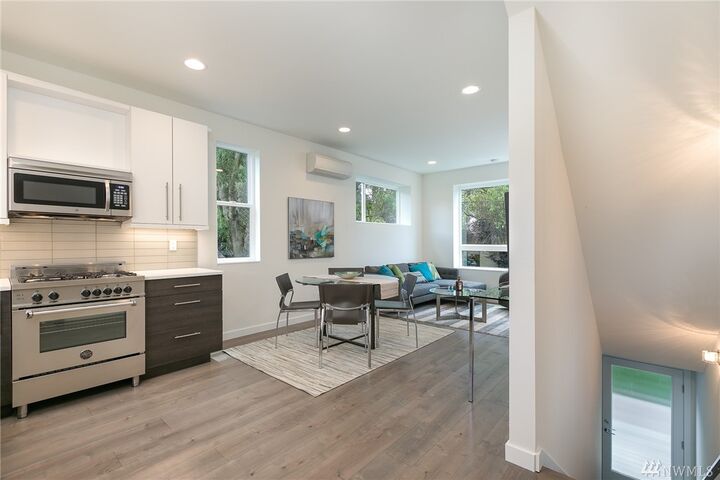 Property Photo:  728 S Orcas  WA 98108 