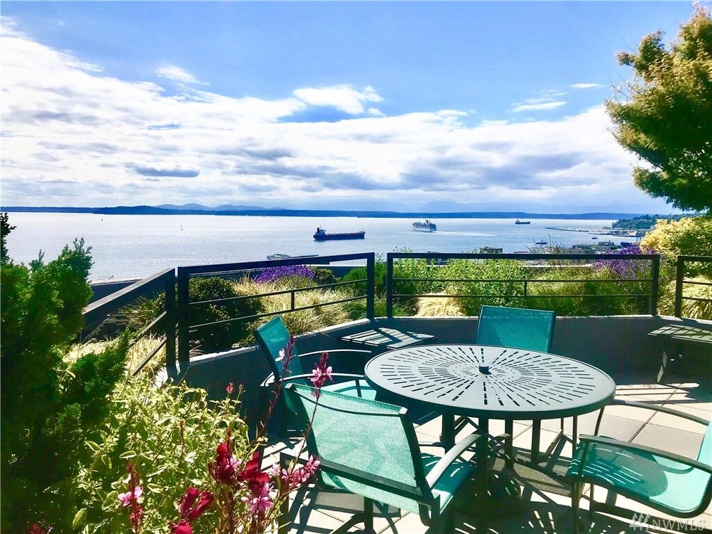 Property Photo: 2621 2nd Ave 1202 WA 98121