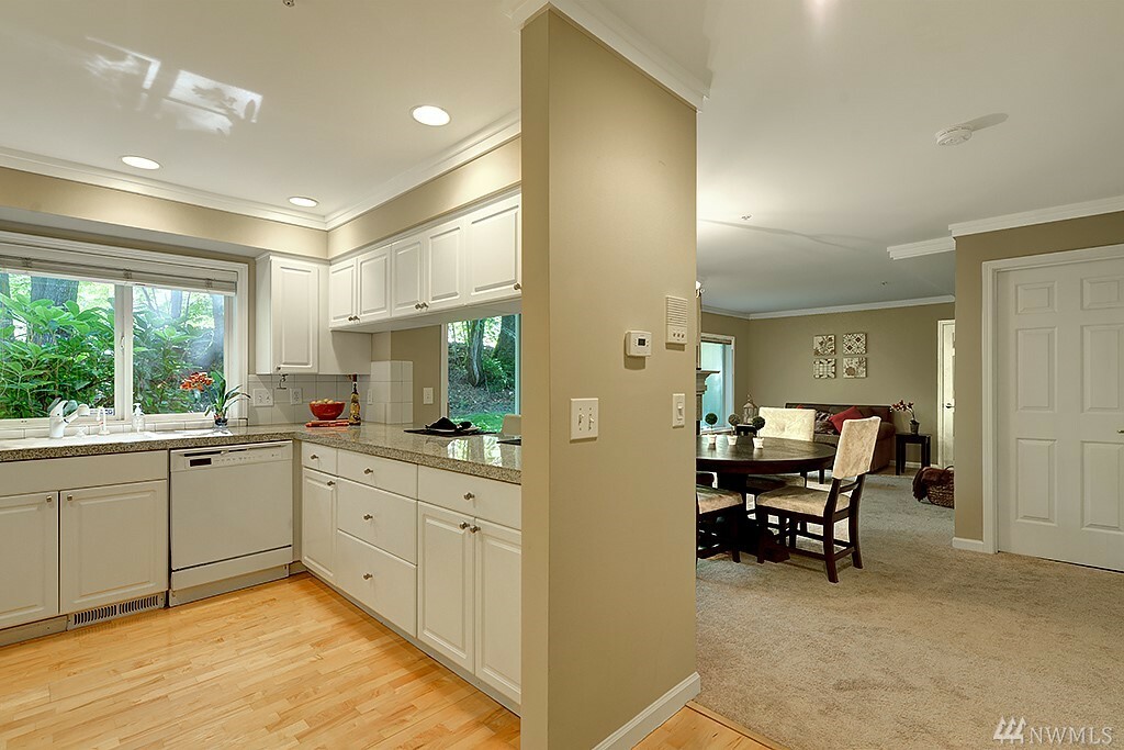 Property Photo: 210 10th St 4 WA 98033