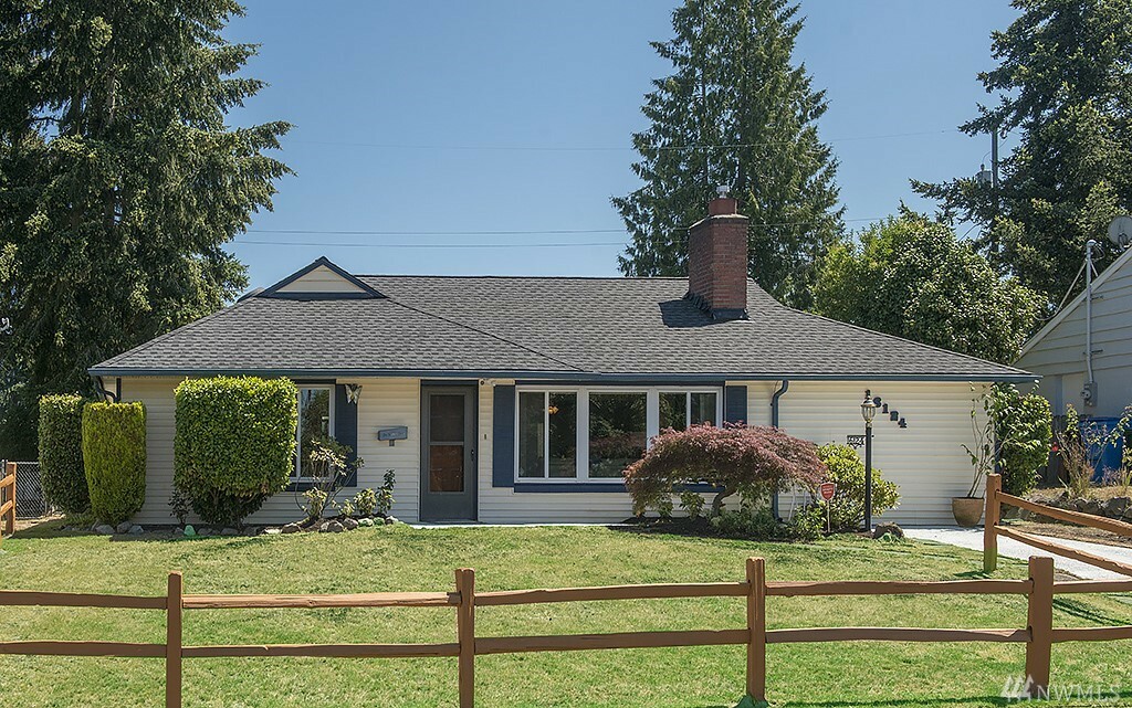 Property Photo:  16124 Midvale Ave N  WA 98133 