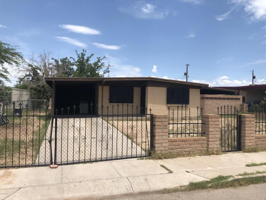 Property Photo:  225 E Los Reales Road  AZ 85756 