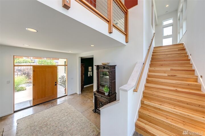 Property Photo:  589 Alder Ave NE  WA 98110 