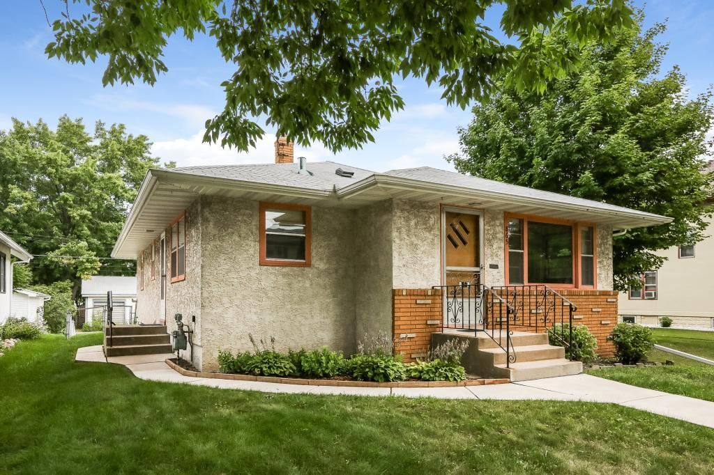 Property Photo: 865 Cottage Avenue E MN 55106