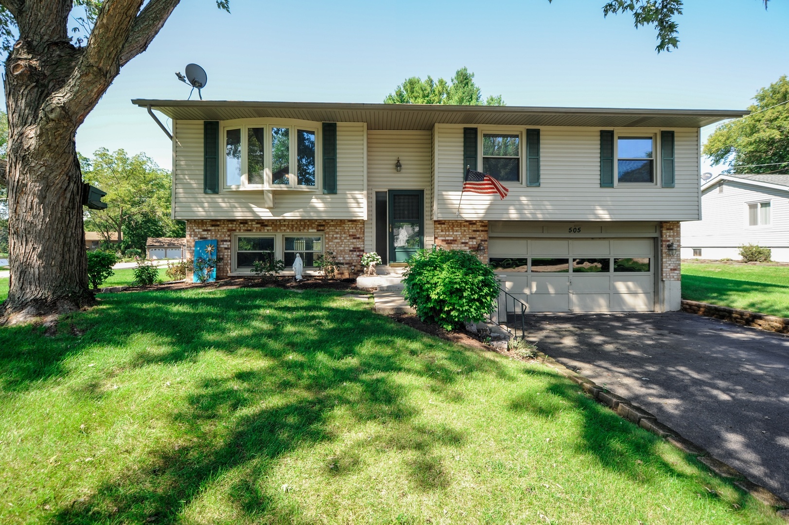 Property Photo:  505 Mohican Trail  IL 60156 