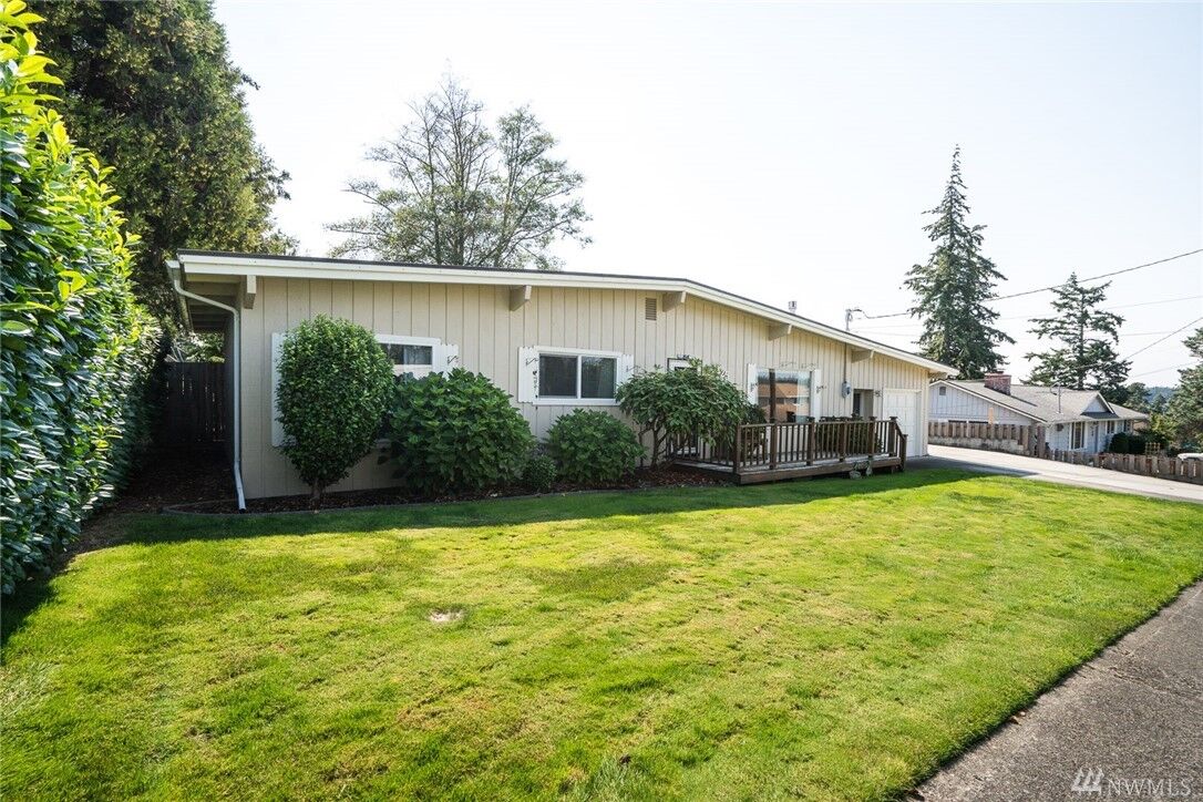 Property Photo:  1425 NE 8th Ave  WA 98277 