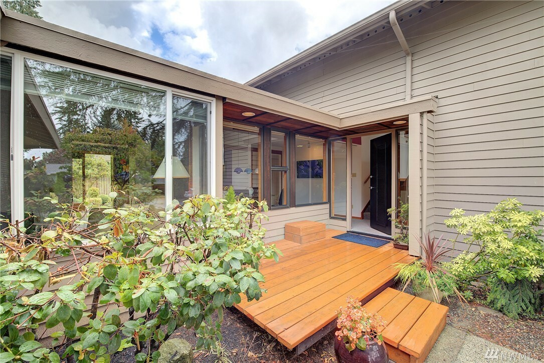 Property Photo: 16827 NE 32nd St WA 98008