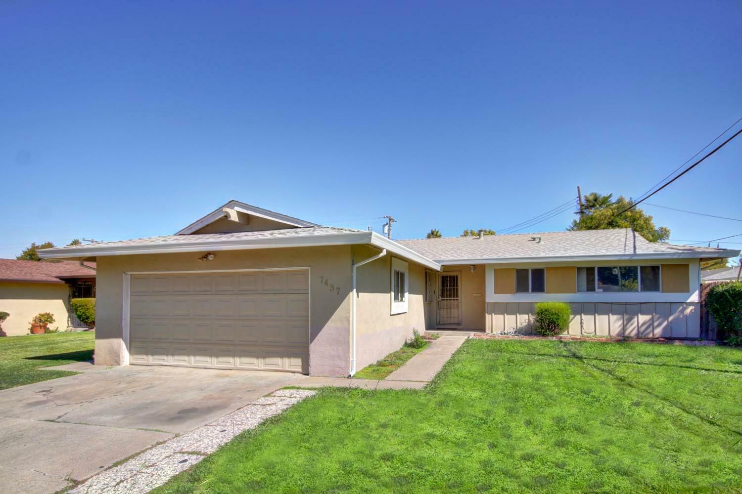 Property Photo: 7437 Troon Way CA 95822