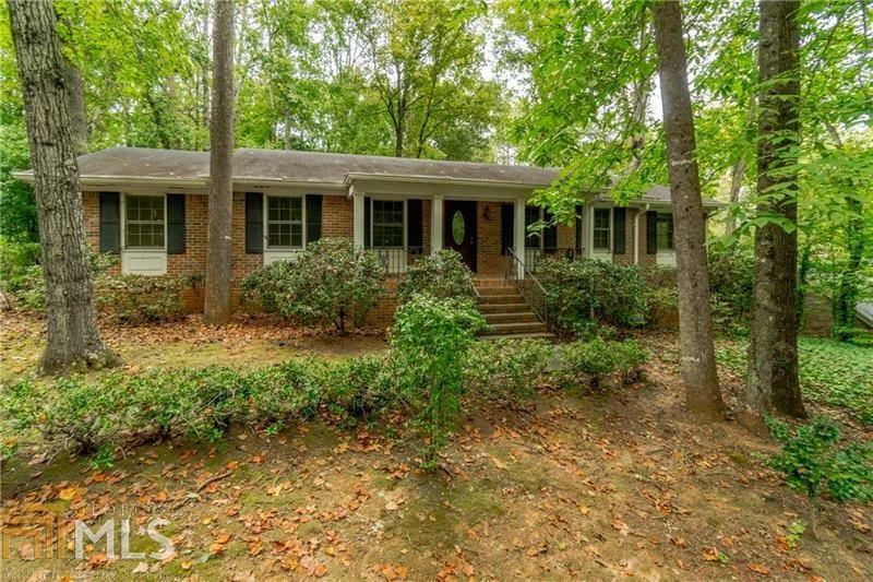 Property Photo:  330 W Spalding Dr  GA 30328 