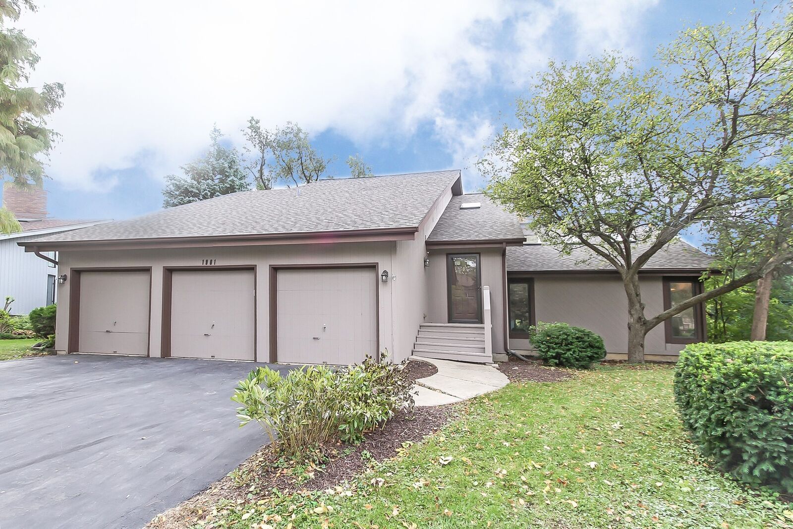 Property Photo: 1901 Hillside Lane IL 60532