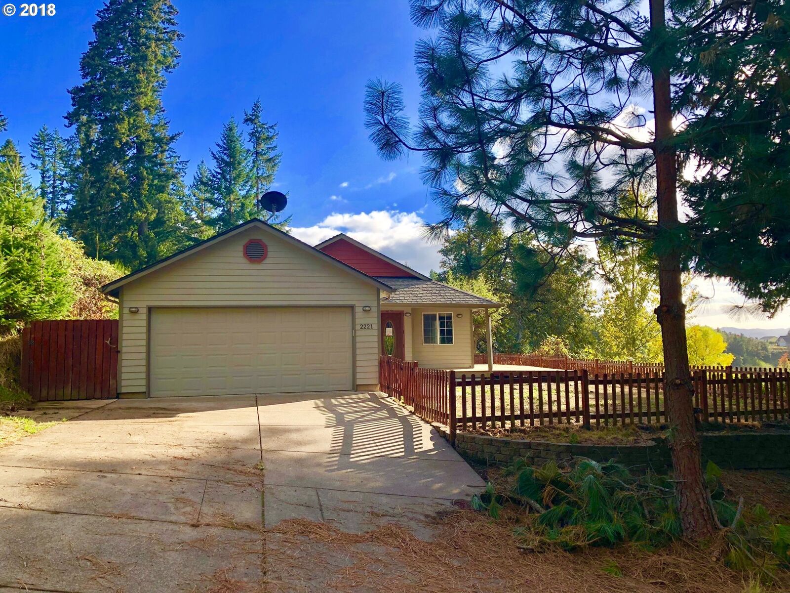 Property Photo: 2221 E Madison Ave OR 97424