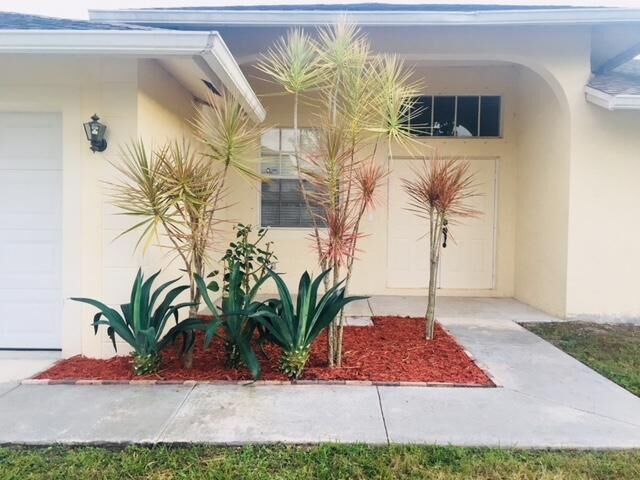 Property Photo: 810 SW McCracken Av Avenue FL 34953