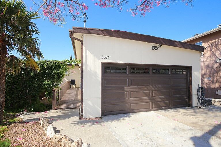 Property Photo: 10325 Hillhaven Avenue CA 91042