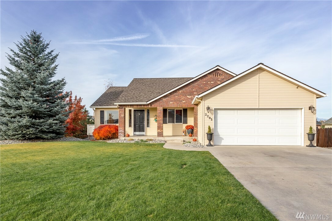 Property Photo: 2203 Inglewood Dr WA 98802