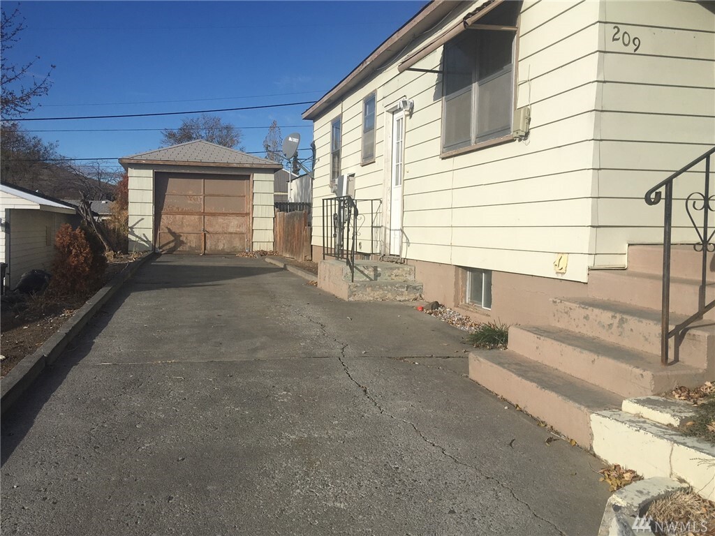 Property Photo: 209 Columbia Rd WA 98823