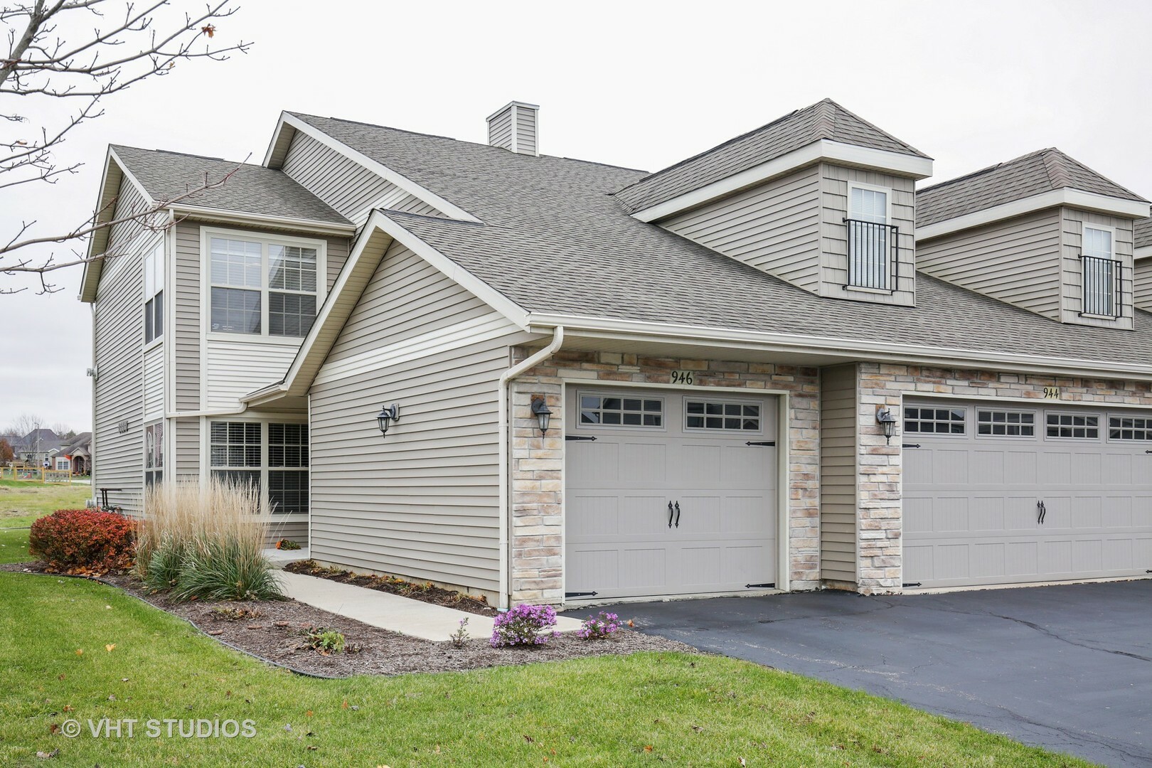 Property Photo:  946 Buckingham Drive 946  IL 60178 