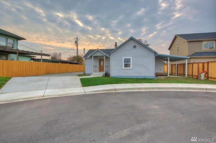 Property Photo:  610 E 57th Street Ct  WA 98404 