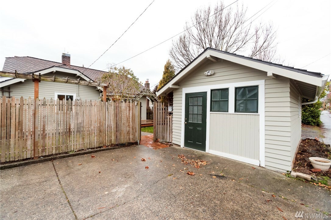 Property Photo:  2816 Lyle St  WA 98225 