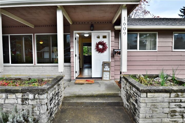 Property Photo: 1609 6th St NE WA 98002