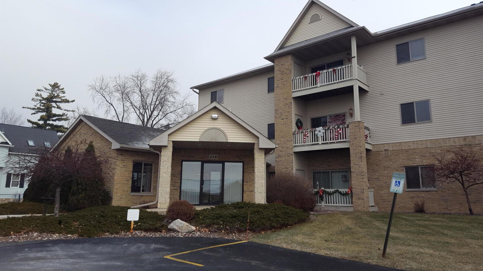 Property Photo: 218 Third St 101 WI 53027